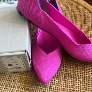 ROTHY’S !! Like new condition ~ Pink & pointy ~ unique “ tortoise look” bottom